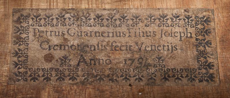 Etiquette au fond du violoncelle Guarneri : Petrus Guarnerius Filius Joseph /  Cremonensis fecit Venetis / Anno 1734