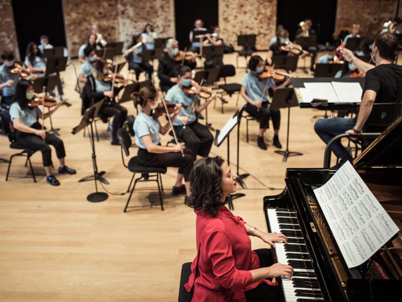 Khatia Buniatishvili joue avec les enfants des orchestres Démos