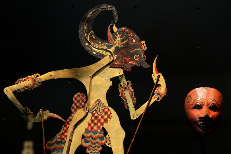 Marionnette de théâtre d’ombres et masque de danse associés au gamelan