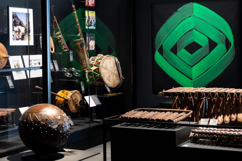 Espace des Musiques et des Mondes. En arrière plan : Toile Gnawa Soul de Najia Mehadji.