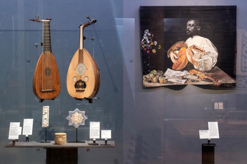 Toîle du joueur de luth, d'après Caravage de Roméo Mivekannin. Pyxide, Ud, étoile du musicien, Pyxide, panneau au joueur de ud