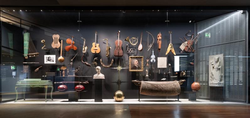 Vitrine Polyphonie : espace inaugural du Musée de la musique.