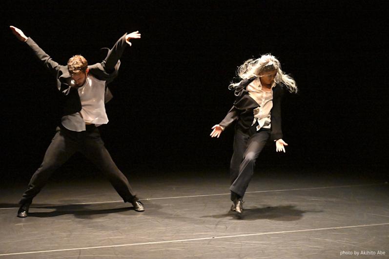 Rihoko Sato et un danseure de la compagnie Karas